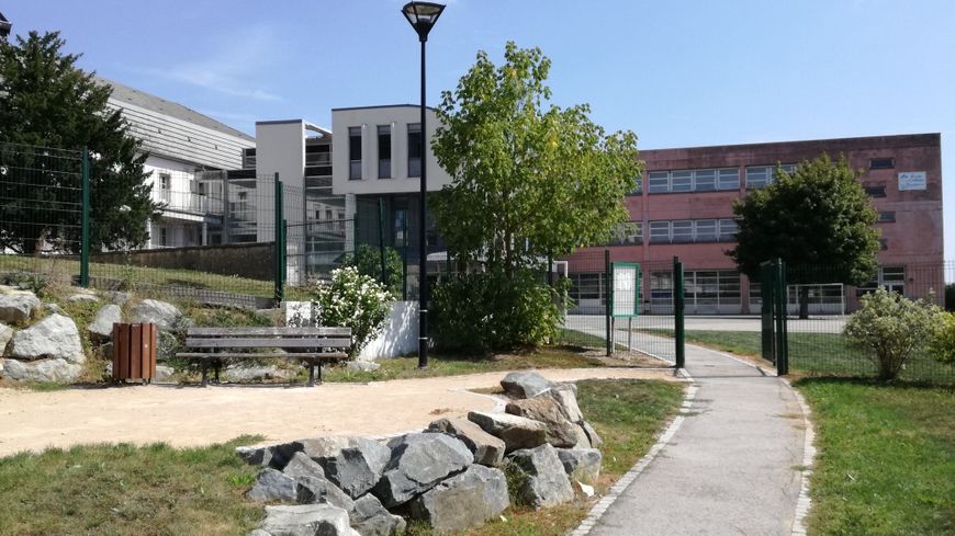 image de fond du bâtiment d'école et collège La Providence